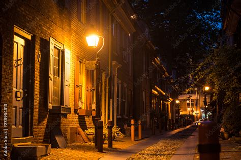 Old town stone street in Philadelphia, Pennsylvania at night time Stock ...