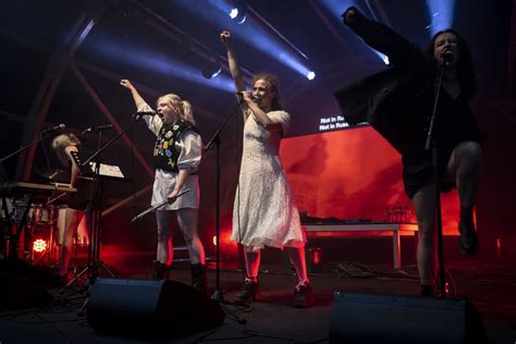 Des Pussy Riot Surprises En Train De Taguer Un Mur à Berne