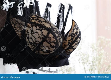 Roupa Interior Feminina De Luxo Em Cabides De Lojas De Lingerie Foto De Stock Imagem De