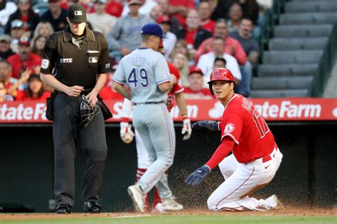 大谷翔平が三塁通過時に体勢崩すも激走生還で苦笑四球、二盗で同点ホーム スポーツ報知