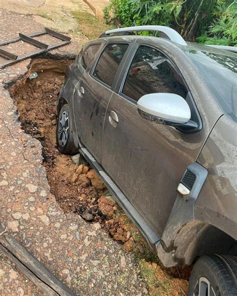 Asfalto Cede E Carro Engolido Por Cratera Em Picos Portal Cidade Modelo