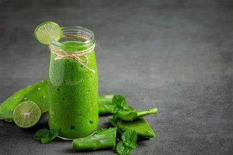 Suco verde proteico vegano perfeito para o café da manhã