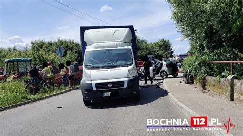 Bochnia Zderzenie Trzech Pojazd W Poszkodowany Trafi Do Szpitala