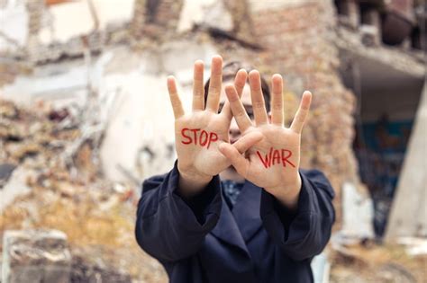 Le Slogan De La Paix Sans Guerre Est Crit Sur La Main De La Femme En