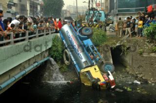 Kecelakaan Truk Tangki Pengangkut Air Minum Datatempo