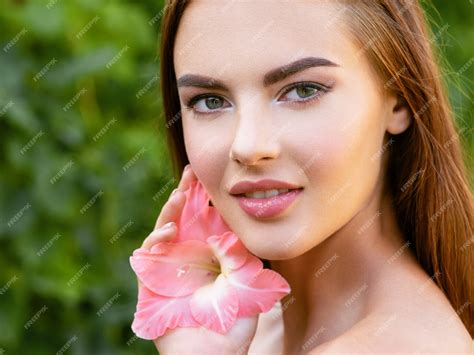 Portrait De La Belle Jeune Femme Au Visage Propre Beau Visage De Jeune