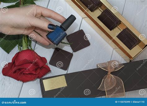 Pintura Del Clavo De La Manicura Mano Femenina Hermosa Con El Clavo