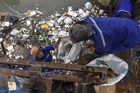 Foto Aksi Pungut Sampah Di Sungai Cimulu