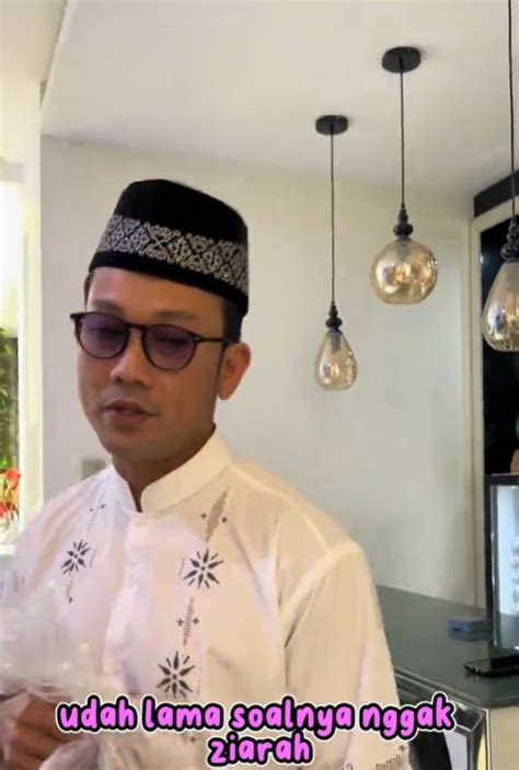 Potret Denny Sumargo Saat Ziarah Ke Makam Sang Ayah Penampilannya