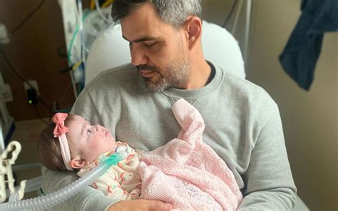 Cazarré reza para ver filha livre de traqueostomia Graça de vê la