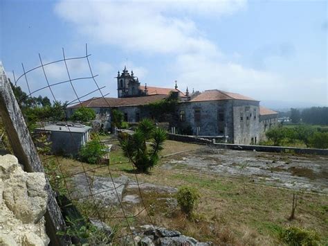 Viana do Castelo Livro guarda história de mosteiro de Viana em risco