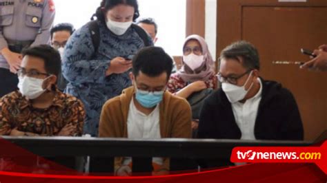 Kpk Hadirkan Tersangka Auditor Bpk Di Sidang Ade Yasin