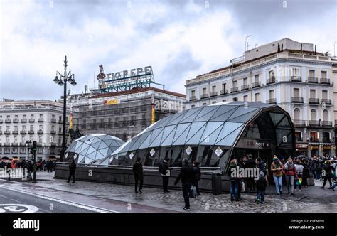 Entrada Moderna Al Metro De Sol En La Plaza De La Puerta Del Sol