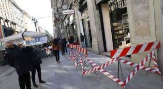 Milano Paura In Via Dante Cadono Calcinacci Dal Palazzo Zona