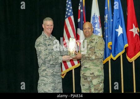 Le général de division John C Harris Jr À gauche adjudant général