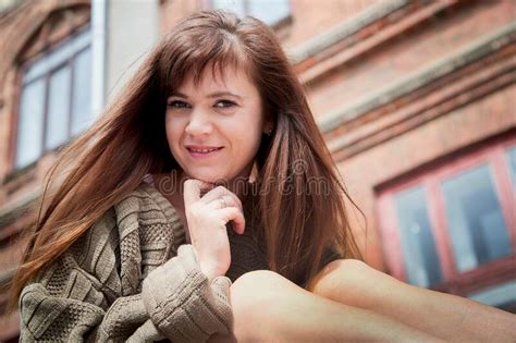 Brunette Divertida Linda Chica Cerca De La Pared Con Ladrillo Rojo En La Parte Central De La