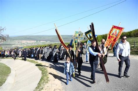 Pelerinii Sunt Invitaţi Să Meargă Pe „drumul Crucii” La Mănăstirea