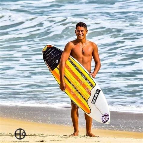 Surfistas homenageiam jovem de 22 anos que morreu afogado em São Miguel