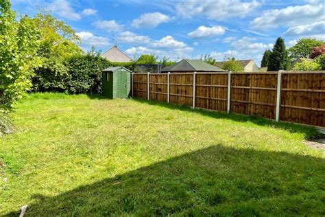 Fernhill Road Farnborough Gu14 3 Bedroom Semi Detached House For Sale