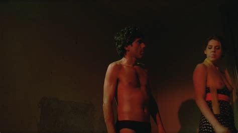 Naked Bárbara Paz in O Papel das Dobras