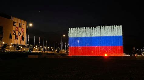 Самый большой фонтан в Хорватии подсветили цветами российского флага ...