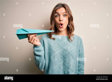 Jeune Fille Blonde Tenant L Avion De Papier Comme Succ S Sur Les Affaires Et La Communication