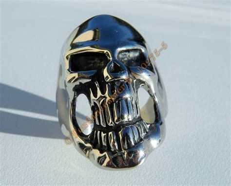 Bague Pur Acier Inoxydable Chevalière Skull Crane Tete de Mort Large 37