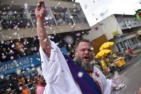 9 blocos e festas para aproveitar o último dia de Carnaval no DF