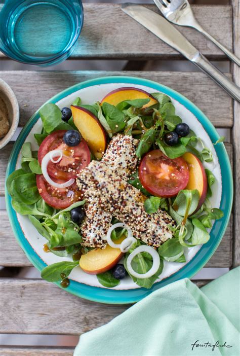 Knuspriger Feta Im Quinoa Mantel Mit Nektarinen Tomaten Auf Feldsalat