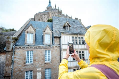 Mujer Joven En Impermeable Amarillo Fotografiando Edificios Visitando