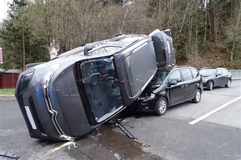 Spektakul Rer Crash Fahrzeug Landete Auf Dem Dach Eines Anderen Autos