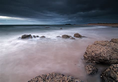 Mar El Cielo Nubes Piedras Orilla La Tarde Escocia Reino Unido