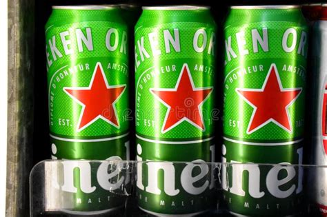 Cerveza Heineken En Exhibici N En Los Estantes De La Tienda Foto De