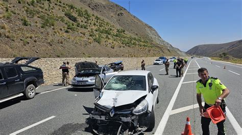 Erzincan Da Otomobil Park Halindeki Iki Araca Arpt L Yaral