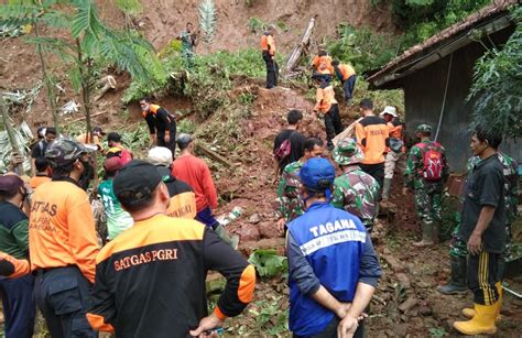 Longsor Di Banjarnegara Warga Desa Pringamba Mengungsi