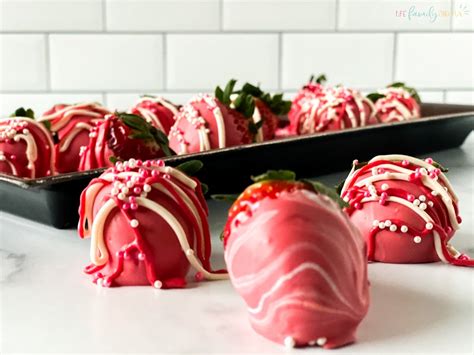 Delicious Valentine’s Day Chocolate Covered Strawberries