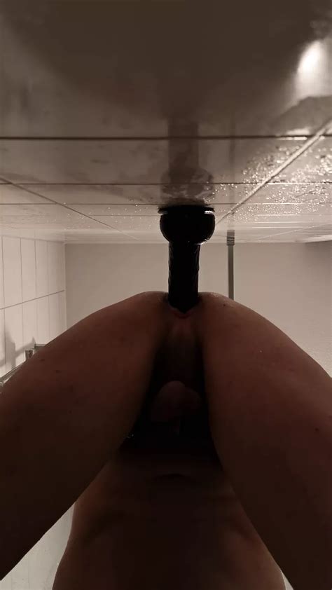 Follada anal rápida con consolador bbc en la ducha xHamster