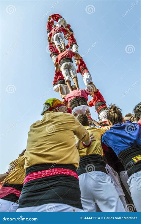 Castellers Faz Um Castell Ou Uma Torre Humana Típico Em Catalonia