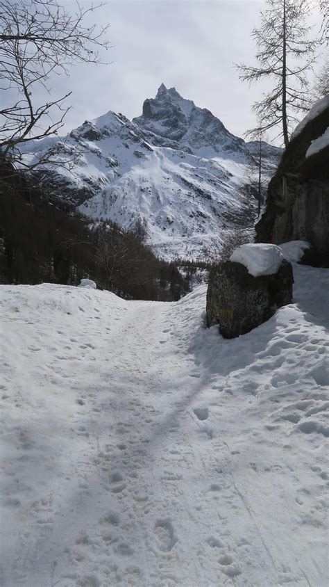 Grotte Du Glacier De Zinal Randonn E Hivernale En Dessus De Zinal Dans