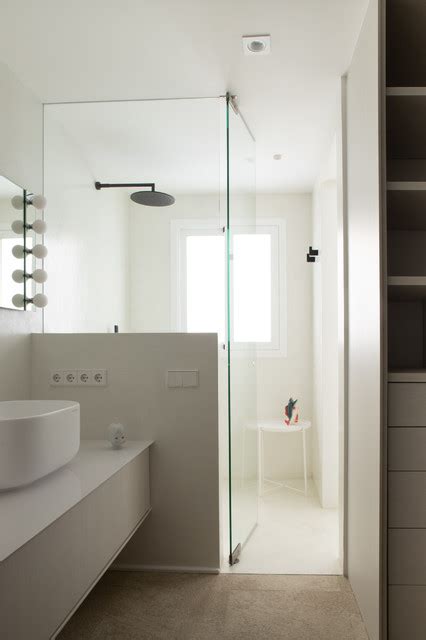 Baño completo en suite con vestidor Contemporary Bathroom