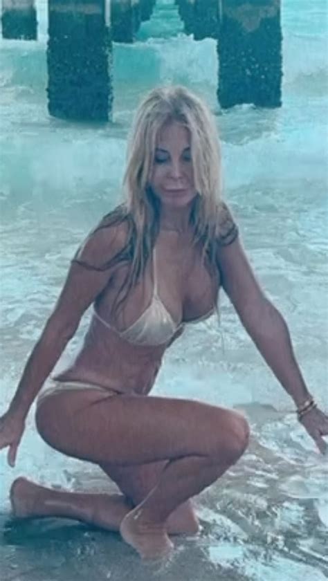 A Sus A Os Graciela Alfano Paraliza Miami Con Su Bikini Taparrabos