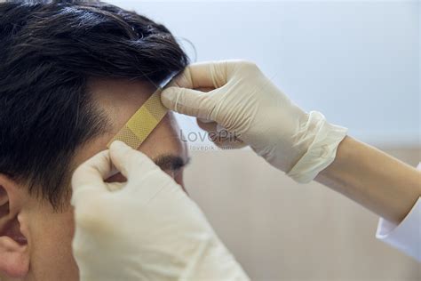 Doctor Ayudando Al Paciente Con El Primer Plano De La Herida Foto