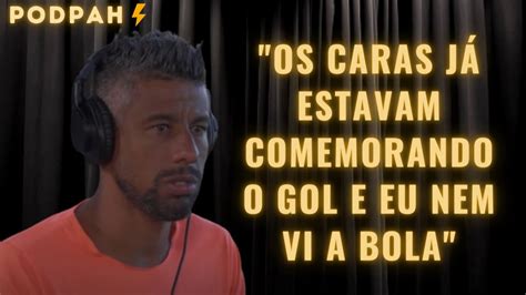 Foi o Ronaldinho Gaúcho que inventou essa tática de bater por baixo da