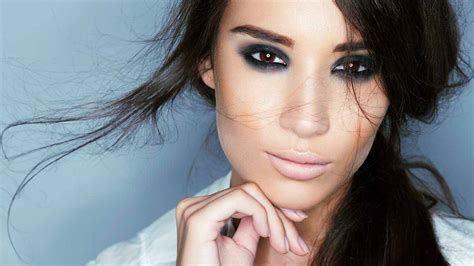 How to Wear Bold Black Eye Makeup In 6 Steps - L'Oréal Paris