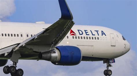 Delta Airlines flight makes emergency landing due to smoke in cabin | GMA