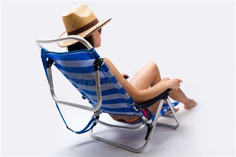 Mujer Joven Hermosa Con El Bikini Que Se Sienta En Una Silla De Playa Imagen De Archivo Imagen