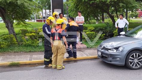 Auto Y Camioneta Chocaron Frente Al Parque De La Mujer Noticiaspv