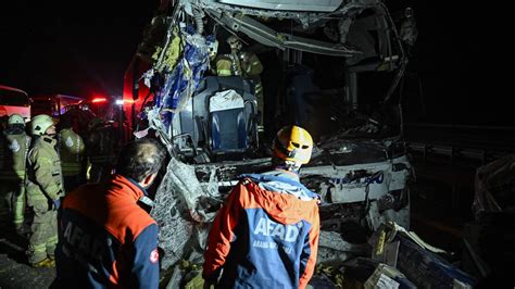 Kuzey Marmara Otoyolunda yolcu otobüsü ile TIR çarpıştı 1 ölü 37