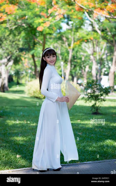 Ho Chi Minh City Vietnam Portrait Women In White Ao Dai Vietnam The