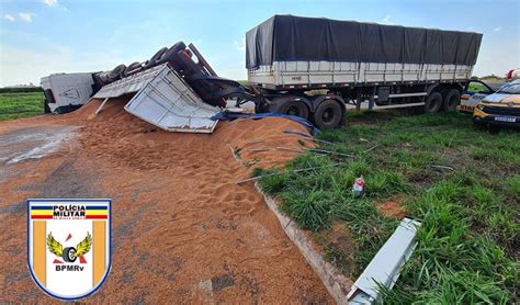 Motorista Perde Controle E Tomba Carreta Carregada De Sorgo Na MG 187